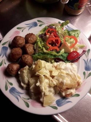 K&ouml;ttbullar och potatisgrat&auml;ng